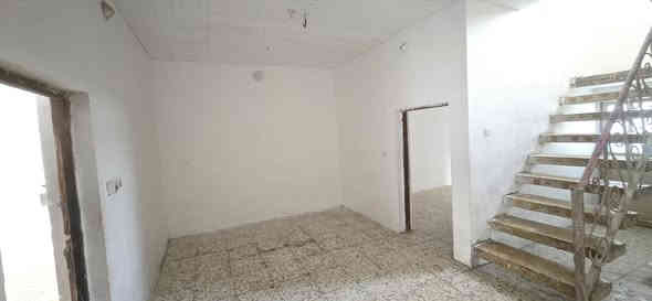 السلام عليكم بيت للبيع في كربلاء قنطرة السلام مقابيل حي الامل شارع سيراميك الشريفي البيت مساحه 100 متر طابو 25 زراعي يحتوي البيت قريب على الشارع العام الزوار كربلاء حله على غرف نوم عدد2 +هول+ مطبخ+استقبال+صحيات ومناور عدد2 وطارمه البيت كامل من كل النواحي  كان البيت للايجار وحاليا البيت فارغ سعر البيت 85 وبي مجال البيت باسمي يعني مامعروض يم دلال الراغب بالشراء الاتصال على الرقم او المراسله على الواتساب ***********
