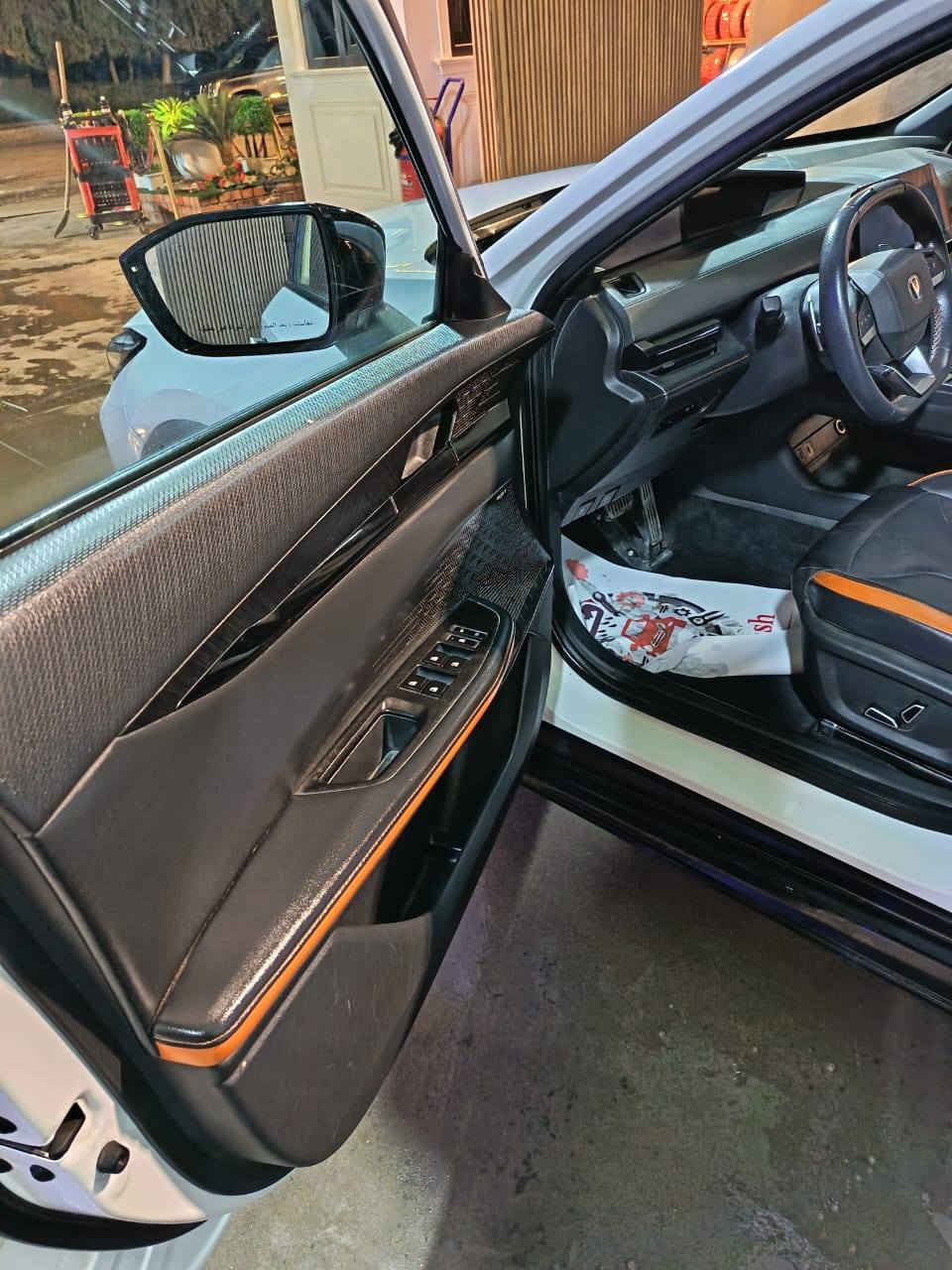 اللهم صل على سيدنا محمد وال محمد
السلام عليكم ..
شانجان يوني ڤي موديل 2025 فئة السبورت محرك 2000 توربو 
8 گير AT
بانوراما 
جناح كهربائي 
كزوز رياضي  و 4 فتحات صالنصه 
تحديد مسار وتحذير مغادرة الخروج عن المسار 
رادار امامي وحساسات اماميه وخلفيه 
بريك تلقائي مانع تصادم 
كاميرات 540 درجه 
داش كام تسجيل تلقائي
قياده شبه ذاتيه 
نظام صوتي سوني 10 سماعات + دمام خلفي 
تحكم ستيرن 4 اتجاهات 
شفتات سرعه 
قطعتين تبريد امامي وخلفي 
كشنات رياضيه جلد مطعم لونين 
تجوه خلفيه
كشنات الاماميه تحكم كهرباء 
تبريد كشنات
ستيرن دبل D رياضي 
زجاج اوتو مع خاصية فتح واغلاق الجام من الريمونت 
مرايا جانبيه كهربائية قابله للطي كهربائياً
اضاءه محيطيه بعدة الوان 
وضعيات قياده متعدده ايكو +نورمال+ سبورت+ سمارت بالاضافه الى زر سوبر رايس وضع السباق 
دخول ذكي بصمه 
تشغيل بصمه
خاصية التشغيل عن بعد 
ابل كار بلي + اوتو كار بلي 
 شاشة معلومات/ترفيه + عدادات رقمية. شاشة لمس 12.3 بوصة وشاشة عدادات 10.25 بوصة. 
شحن لاسلكي 
وسائد هوائية متعددة (أمامية، جانبية، ستائر). 
ويل 18 رياضي + اطارات كونتينتال رياضيه 
إضاءة ليد أمامية وخلفية. 
مراقبة ضغط الإطارات (TPMS
نظام الثبات الالكتروني

 السياره مطلوبه للمصرف باقي عليهه ١٨ مليون اني استلم ١٤ مليون صافي
*********** بي وتساب
