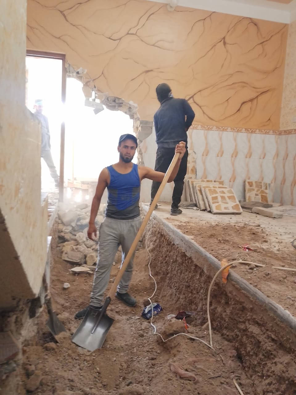 سلام عليكم  / يوجد كادر عمل جاهز/ تصعيد مواد/ تنضيف بيوت/ تفليش/ تكشيط/ تنضيف حدائق/ دفن نهري  / شقلنه ليل ونهار   /ومعداتنه جاهز/ ماعليك بس تصال على رقم  /     ***********
