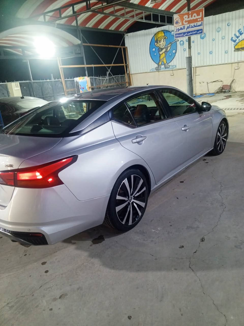 السلام عليكم 
🚗 للبيع | نيسان التيما 2020 SR

✔️ الموديل: 2020
✔️ الفئة: SR (سبورت)

المواصفات:

- محرك 2.5 لتر اقتصادي وقوي
- ناقل حركة أوتوماتيك CVT
- تشغيل بصمة + تشغيل عن بُعد
- فتحة سقف
- مقاعد جلد
- شاشة لمس مع Apple CarPlay وAndroid Auto
- كاميرا خلفية
- حساسات أمامية وخلفية
- رادار أمامي، تحذير الاصطدام، ومثبت سرعة ذكي
- نظام مراقبة النقطة العمياء
- جنوط رياضية 19 إنج
- إنارة LED
- مكيف ممتاز

حالة السيارة:
✅ الضرر فقط قطعتين صبغ (البنيد والجاملغ جهة السائق) بدون أي ضرر بالداخل
✅ رقم بغداد باسمي
✅ السيارة نظيفة وجاهزة للاستخدام

📍 الموقع: ديالى – بعقوبة
💰 السعر المطلوب: 129 (قابل للتفاوض بالمعقول)
📞 للاستفسار: ***********
