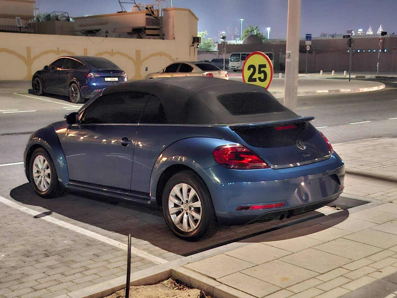 Vw beetle 2018 

4cyl 2.0 turbo 
120k km only
Lady use 
In perfect condition 
No any fault or problems

Cruise control system
Ambient interior lighting
New battery


**إذا كنت صاحب هذا الإعلان وتريد حذفه لأي سبب، رجاءا أرسل رسالة إلى الدعم الفني**