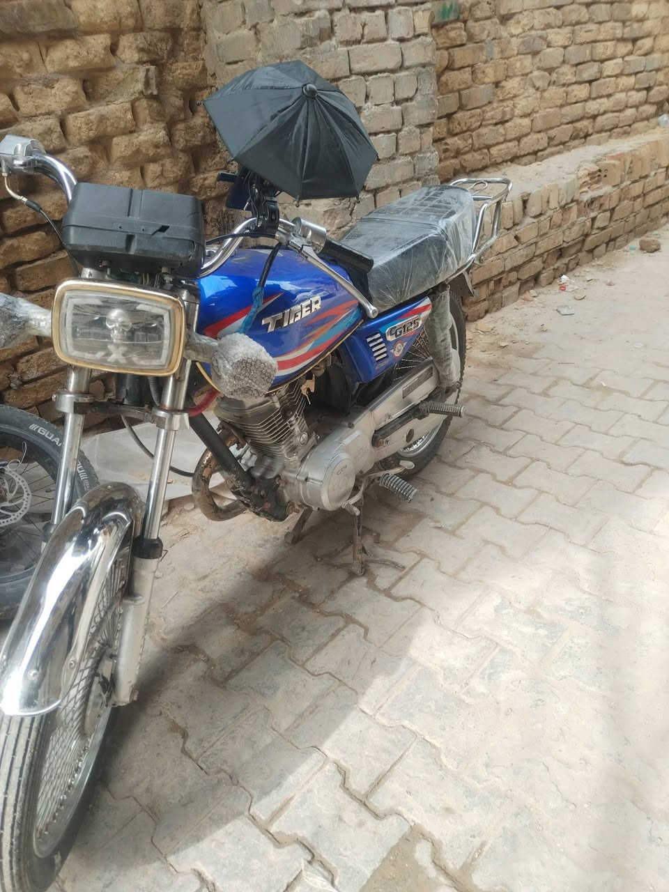 سلام عليكم دراجة ايراني للبيع دراجة خير من الله كلشي مناقصها ابد دراجه تخبل نضيفه العنوان بغداد السعر 350 وبيها مجال رقم ***********
