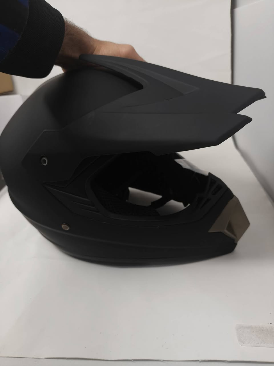 السلام عليكم خوذه بهاذ الشكل بعدهه ممشدوده لوك السعر 35
