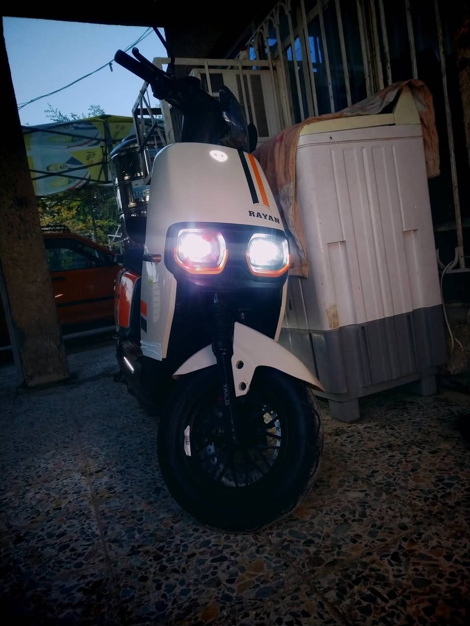 السلام عليكم دراجه شحن للبيع اخت الجديده سعرها قفل650 الف الشراي يتصل ع الرقم ***********
