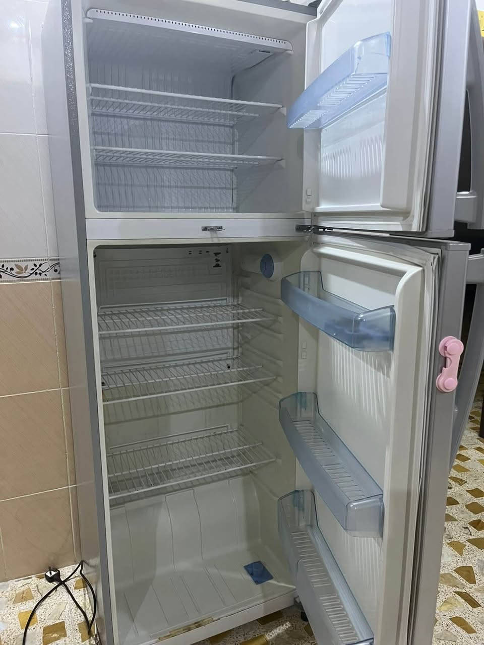 ثلاجتين جديدات مابيهم اي عطل او ضرر سعرهم الاثنين ب500 ومبرده شغال مابي عطل سعره 75 الف حجم كبير لشراي الجاد ***********
