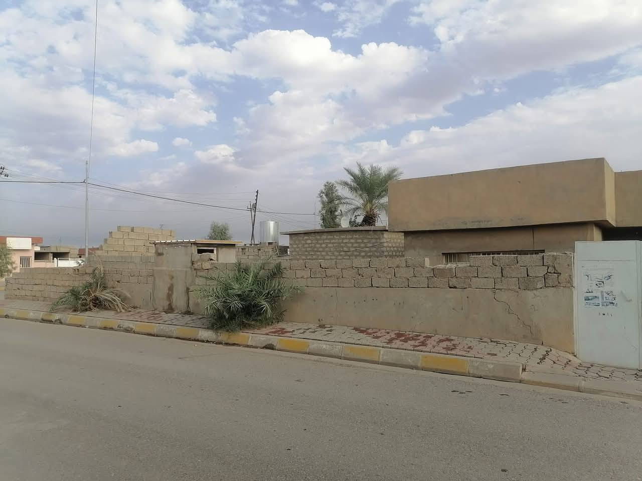 السلام عليكم ورحمة وبركاته 
لبيع لبيع بيت مساحة 540متر ركن  طابو ابسم العجوز مابي اي مشكله 
العنوان اليرموك ماقبل دائرة الري 
ويرحم ولديك لاجيبلي ابو عقار 
اللا ستفسار ***********
