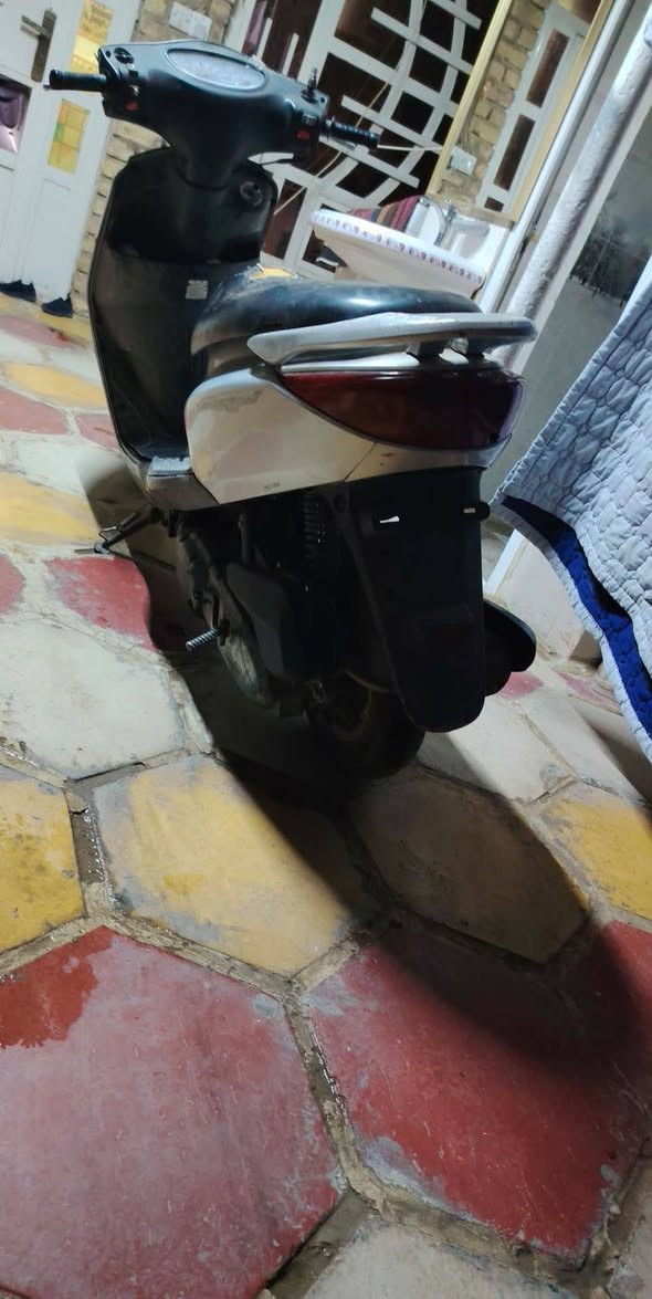 سلام عليكم دراج بريز البيع دراجه الله شاهد جديد شوفت عينك او هس مسويلها ادامه كامله بس كابريتر شويه تعبانه يعني الي يأخذها يبدل بس كبريتر كهربائيت كلها شغله دراجه نكره سلف السعر (550) هذ رقمي وتساب بي ***********
