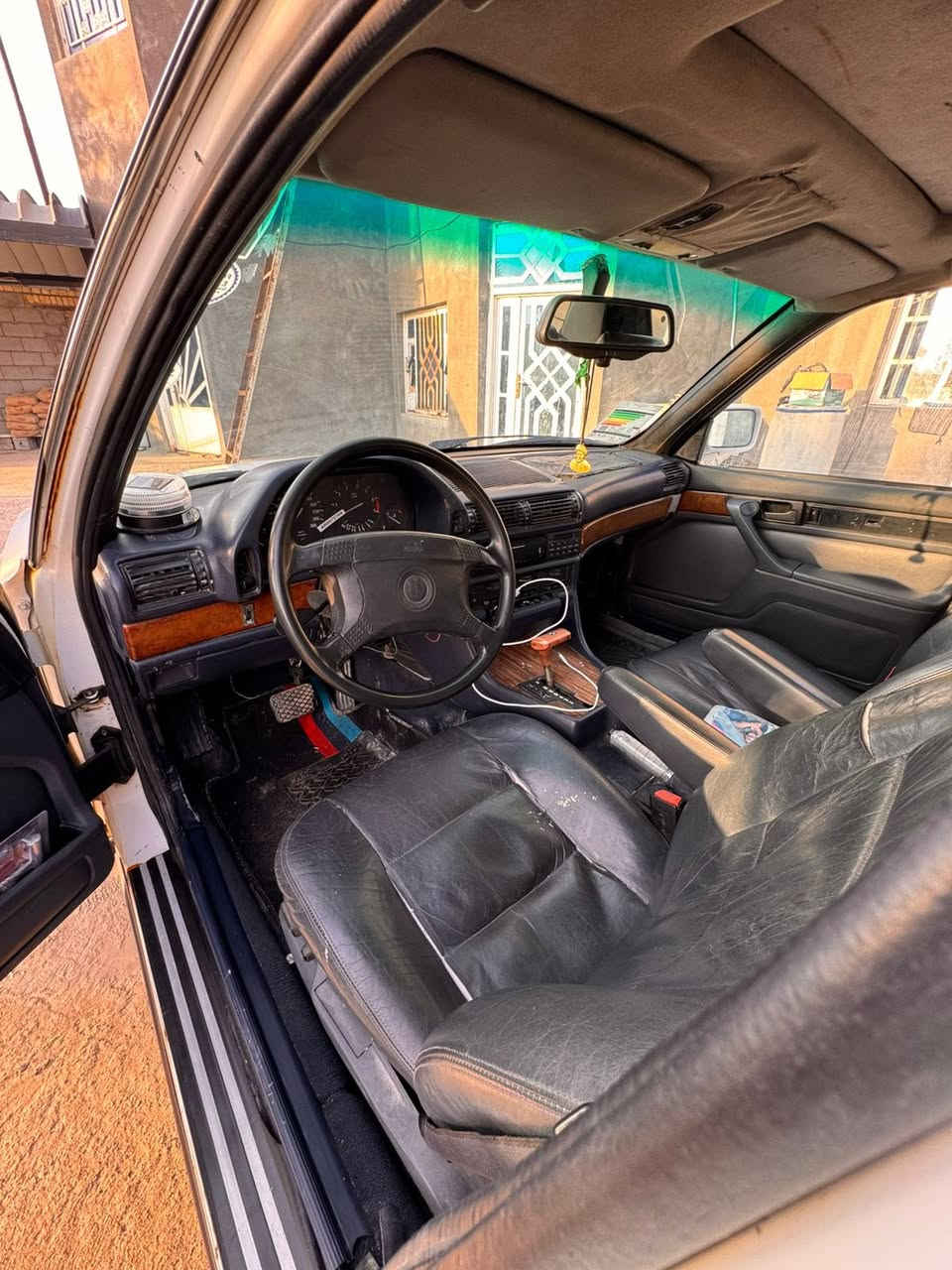 السلام عليكم.      البيع.      بي ام.    730
 رقم بغداد.  
مكينه. بلاد مفتووح.    كير.  اوتوماتيك.     تخم. تاير. 
كشنات. جلد.    تبريد.  بس قاز فقط. 
مكان سياره. بصره.    سعرهه. 32.  
***********
مكلف بل نشر.
