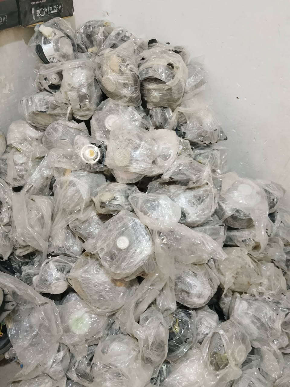 سماعات ياباني مشكل الكميه 300 زوج شلعه السعر 6500 الزوج الواحد ***********
