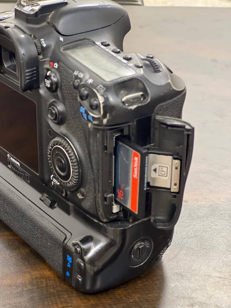 الكاميرا : Canon EOS 7D
نوعية الكامره: كامره  احترافية من نوع DSLR (كاميرا رقمية ذات عدسة أحادية عاكسة)، وتأتي بمستشعر من نوع APS-C (إطار مقطوع أو كروب سينسور). فلاتر داخل الكامره. سرعه التصوير 10 لقطات بل ثانيه كامره رياضيه ممتازه.. بيها هواي مواصفات  اخوان الكامره للمراوس فقط شعندك كامره تراوس ادخل خاص...


**إذا كنت صاحب هذا الإعلان وتريد حذفه لأي سبب، رجاءا أرسل رسالة إلى الدعم الفني**