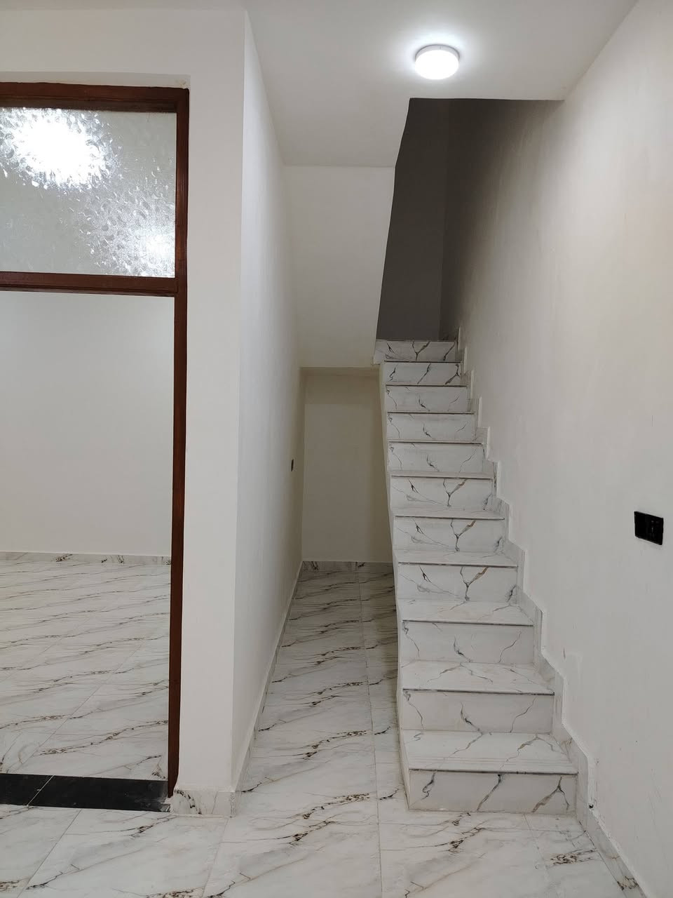 مشتملات للبيع المساحه ١٠٠ متر مربع قريبات عله شارع العام بعد ٣٠ متر عن شارع في منطقه البيضاء الكارظيه
مابيه اي نقص من كيزار
مغاسل وخزان ماي وخزان ماطور ماي كل شغله تسكام من حديد من باب خشب فول شغله كامل مكمل مغسول وجاهز لمشتري للمعلومة ما مسكون جديد بناء2026
رقم هاتف ***********
رقم هاتف***********
