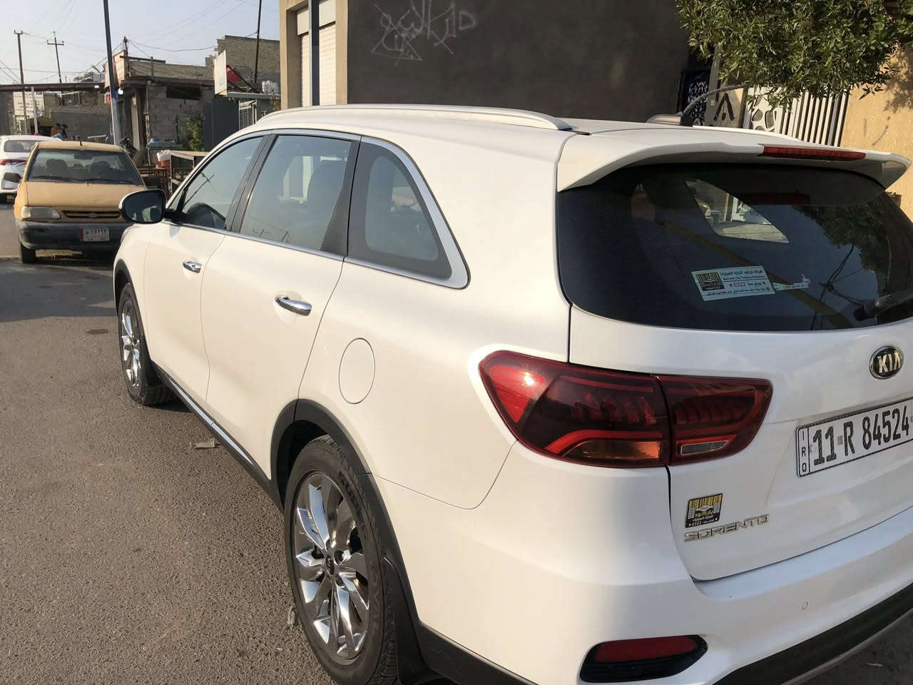 ‎كيا سورنتو خليجي ابيض موديل 19 رقم بغداد
كيا سورنتو لون ابيض خليجي موديل 2019 رقم بغداد انكليزي 
بانوراما 
محرك 3500 

كير 8 نمر

ماشية 82 وقابل للزيادة

بصمة عدد 2

كراسي  كهرباء

جنطة كهرباء

3 قطع تبريد 

7 مقاعد جلد 

محرك كير مكفولات  

سيارة  مال بيت ناعمة وحلوة  وترايهة وين ميعجبك

الاضرار  صبغ الجنطة الخلفية فقط 

السعر 240 $ 

للاستفسار الاتصال على الهاتف *********** او ***********
