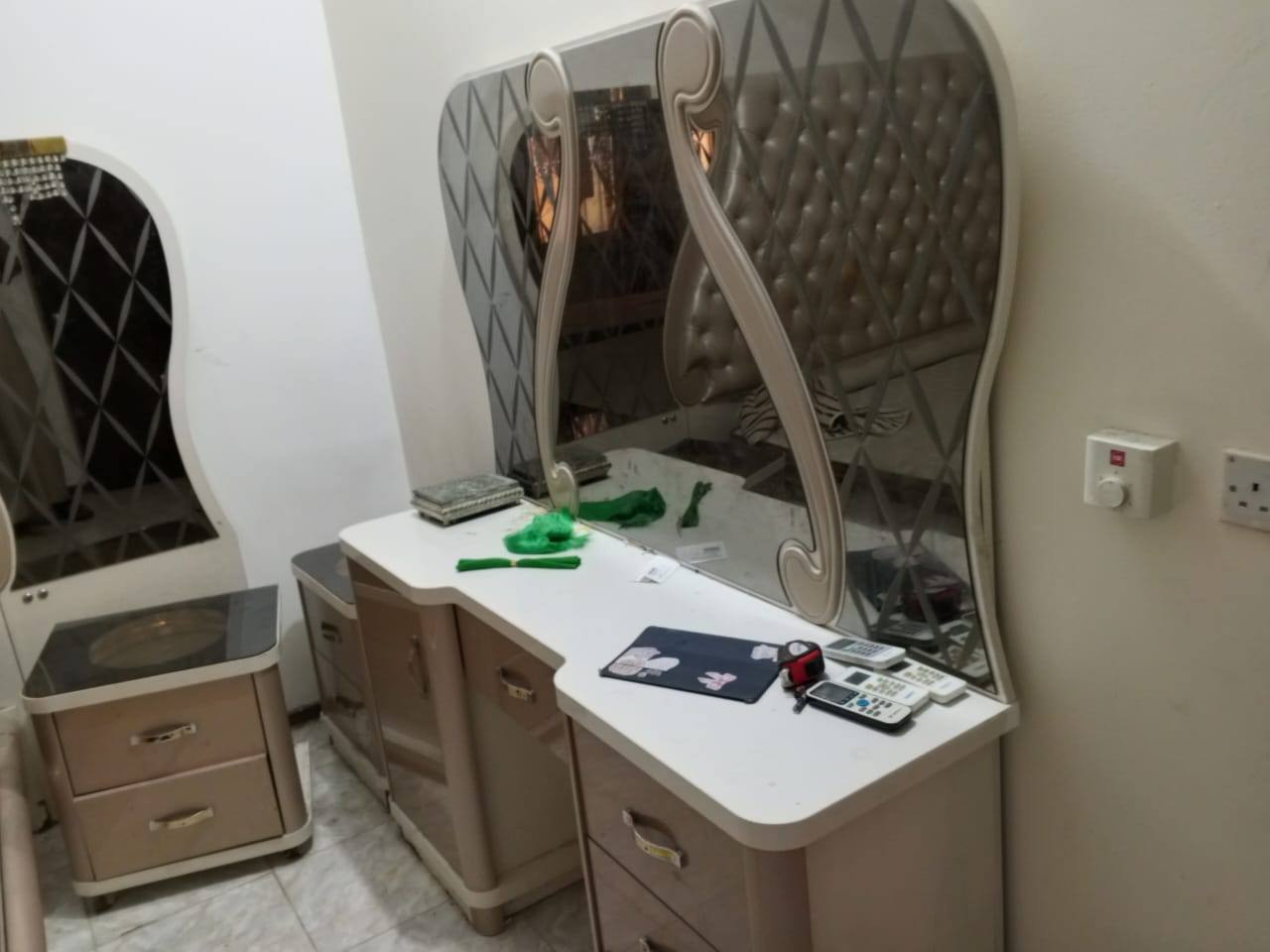 السلام عليكم ورحمة الله ويركاته ...اثاث مستعمل وبحالة جيدة للبيع شاملا [غرفة نوم _كاونتر المنيوم  _طباخ _ ثلاجة ] 
المكان/ النجف _قرية الغدير الاولى
الاتصال على الرقم  ‎***********
