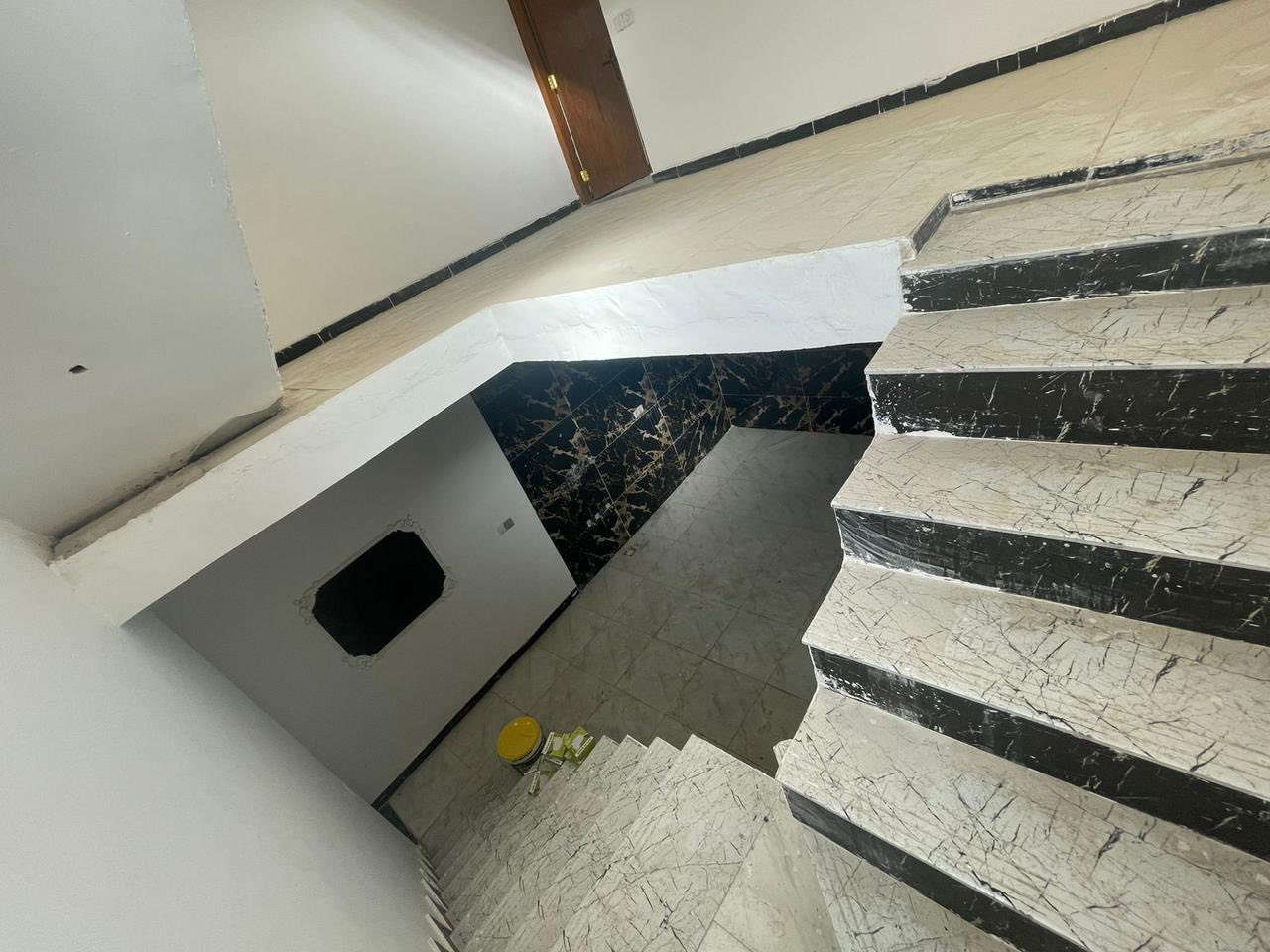 اكرر النشر بسبب الوعود الكاذبة
السلام عليكم
دار للايجار زراعي المساحة 100ـم  ثلاث طوابق
الطابق الاول مدخلين +استقبال +حولي كبير +غرفة نوم + صحيات
الطابق الثاني غرفتين نوم +صحيات+حولي
الطابق الثالث غرفة نوم +بيتونة وسطح
البناء حديث درجة اولئ
العنوان هورجب قرب جامع الازهري المنطقة مبلطة وماء وكهرباء 
يبعد عن شارع 60  (700) متر
ملاحضة المنطقة مسكونة بالكامل
للاستفسار اكثر الاتصال بالرقم
***********
