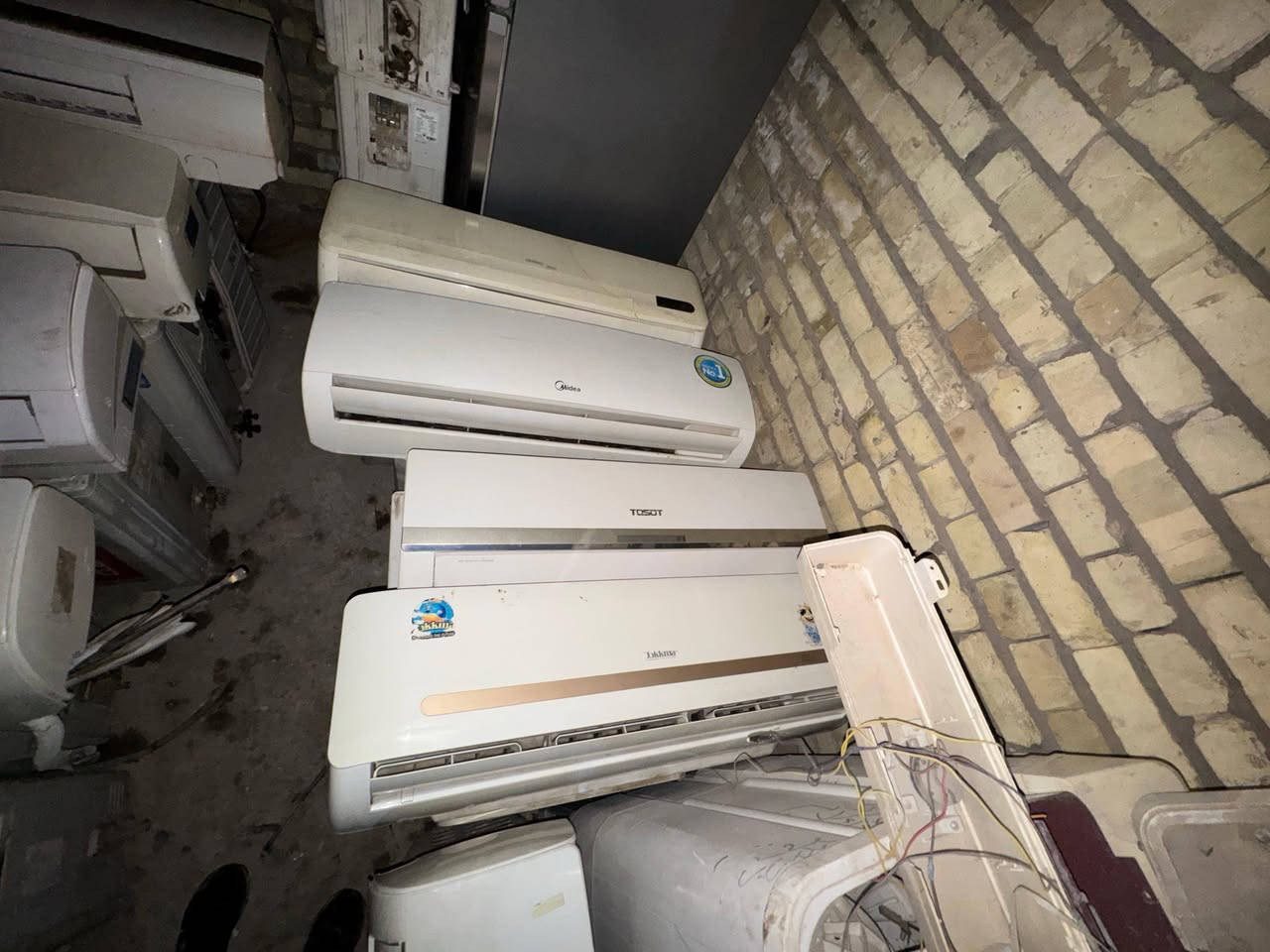 السلام عليكم سبالت عدد 11 خارجيه وداخليه فقط 
الاجهزة بلاديه ع وضع الشركه 

توسوت ٢طن 

توسوت 3طن 

ميديا ٢طن  

ميديا  2طن 

ميديا 2طن 

ميديا 2طن 

جنرال كولد 2طن 

جنرال التايلندي 2طن 

تكما 2طن 

كينود 2طن 
كلير 2طن

البيع شلع 
سعر قفل مليونين  و٣٠٠ قفل 

العنوان بغداد حي اور 
***********
