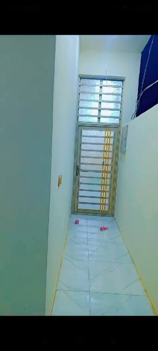 سلام عليكم بيت 100متر واجهيه 5 نزال 20 اساس صب سقف صب بورسلين سيراميك مثل مشوفون بصوره  بناء جديد مجمع بيتي 2قرب شارع 60  الاتصال ***********
