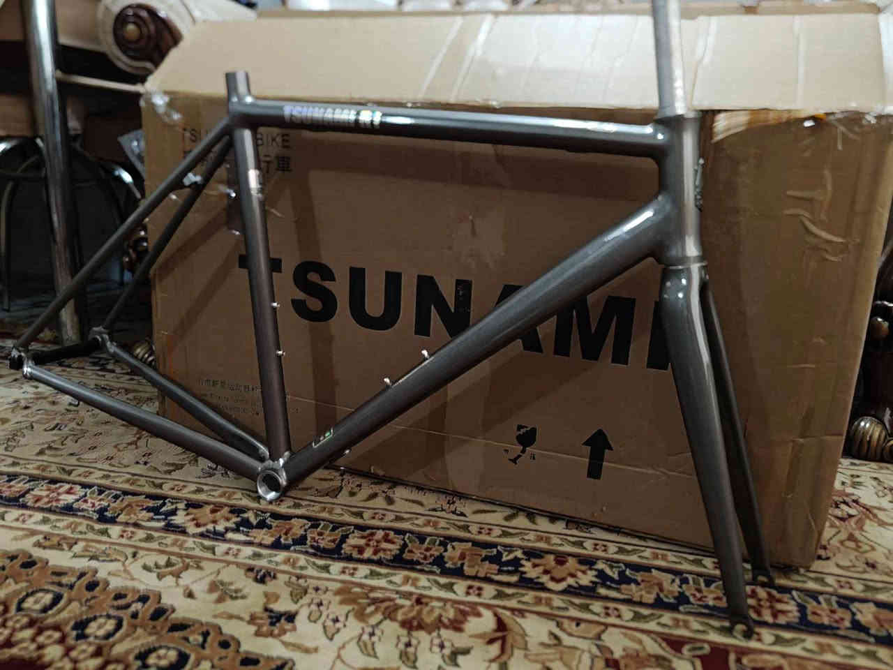 لسلام عليكم متاح للبيع 

دراجة TSUNAMI R1 تسونامي 
الدراجة جديدة بالكارتون على ايدي وكارتونتهه وياهه موديل 2024 
فريم قياس L
لحيم صب وايرات دفن بالكامل 
بوري كاربون سرج كاربون ستيرن متصل كاربون
سستم الدراجه شيمانو 105 r5800 
صينية دفن جديدة اربع براغي 
وياله داتا سويس Dt swiss تايرات جدد 

مكان نجف 
سعر 725 الف متوفر توصيل جميع محافظات العراق 
***********
