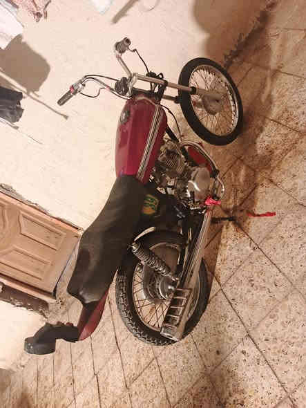 سلام عليكم شبابنه دراجه للبيع مديل 24محرك نامه24برغي مامفتوح بيها حته فيلاس شاصي مال وكيل دراجه نضيفه وخير من الله وياله نضيفات تواير هم نضيفه دراجه حلوه فول ومكفول كلك مكان ناصريه سعر 600بيها مجال رقم  ***********
