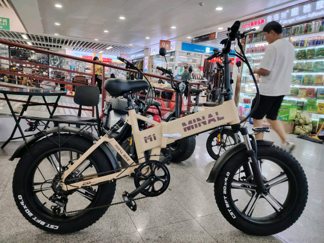 بايسكل كهربائي
- المحرك 1000w
- البطارية  48v 
16 امبير ليثيوم ماركة LG 
- يتحمل وزن 200kg
- مميزات إضافية : شاشة عرض معلومات كبيرة، إضاءة قوية أمامي خلفي)، منفذ شحن USB، شاحن ذكي 
- الفرامل فرامل ها يدروليك دسك أمامي وخلفي
- نظام التعليق الدبلات نظام تعليق كامل دبل أمامي
هايدروليك ودبل وسطي
- الإطار ألومنيوم قابل للطي (AL6061) مقاس 20
بوصة، إطارات عريضة (Fat Tires) مقاس 4.020 ×
بوصة.
- المدى (المسافة): تقطع من 50 إلى 110 كم تقريباً حسب نظام القيادة (مساعد الدواسة. 
- واسم الطراز MINAL M1- Tool Kit
- المدى 50 الى 60 كيلو متر
- قابل للطي
- ناقل تروس شيمنو يتكون من سبع سرعات