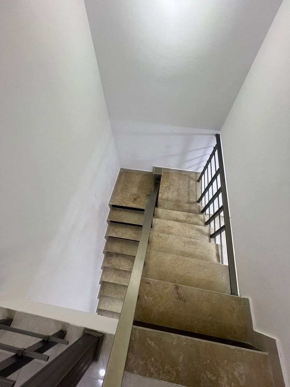 �✨ فرصة مميزة للإيجار في السيدية ✨🏡
📍 لدى مكتب الاعتماد الهندسي للعقار

—————————————
🔥 بيت حديث (جديد بالكامل) بمساحة 100م 🔥

🔹 تصميم مريح وعصري
🔹 غرفتين نوم 🛌
🔹 صالة واسعة للراحة والضيافة 🛋️
🔹 مطبخ مجهز 🍽️
🔹 خدمات متكاملة 🛁

💰 الإيجار: مليون و100 ألف فقط

—————————————
📞 للاستفسار والحجز: ***********
