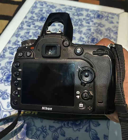 كاميرا نيكون nikon d7100
مع ملحقاتها كاملة وبطاريتين. الكاميرا بحالة جيدة زوم اصلي  Telephoto Zoom 70-300mm

ومجموعة اضاءة إحترافية جديدة godox sk400

مع جهاز تحكم عن بعد. السعر 600 وبي مجال بسيط.

***********
