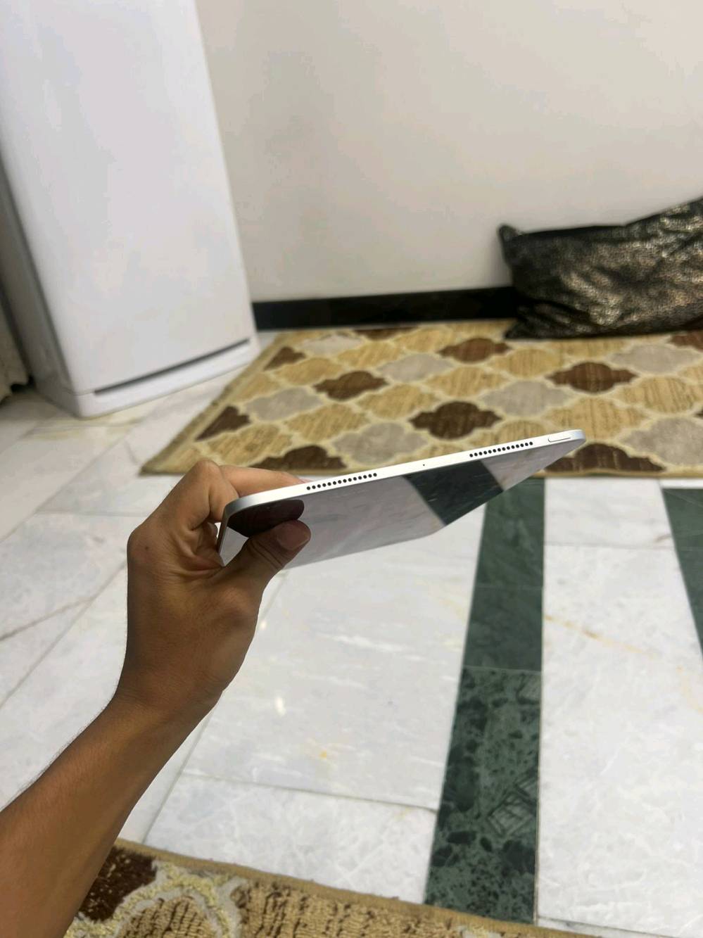 عرضت للبيع آي باد برو في حالة ممتازة. الجهاز نظيف وخالي من أي خدوش. اللون فضي وجميع الوظائف تعمل بشكل مثالي. مثالي للاستخدام اليومي أو للعمل والدراسة.