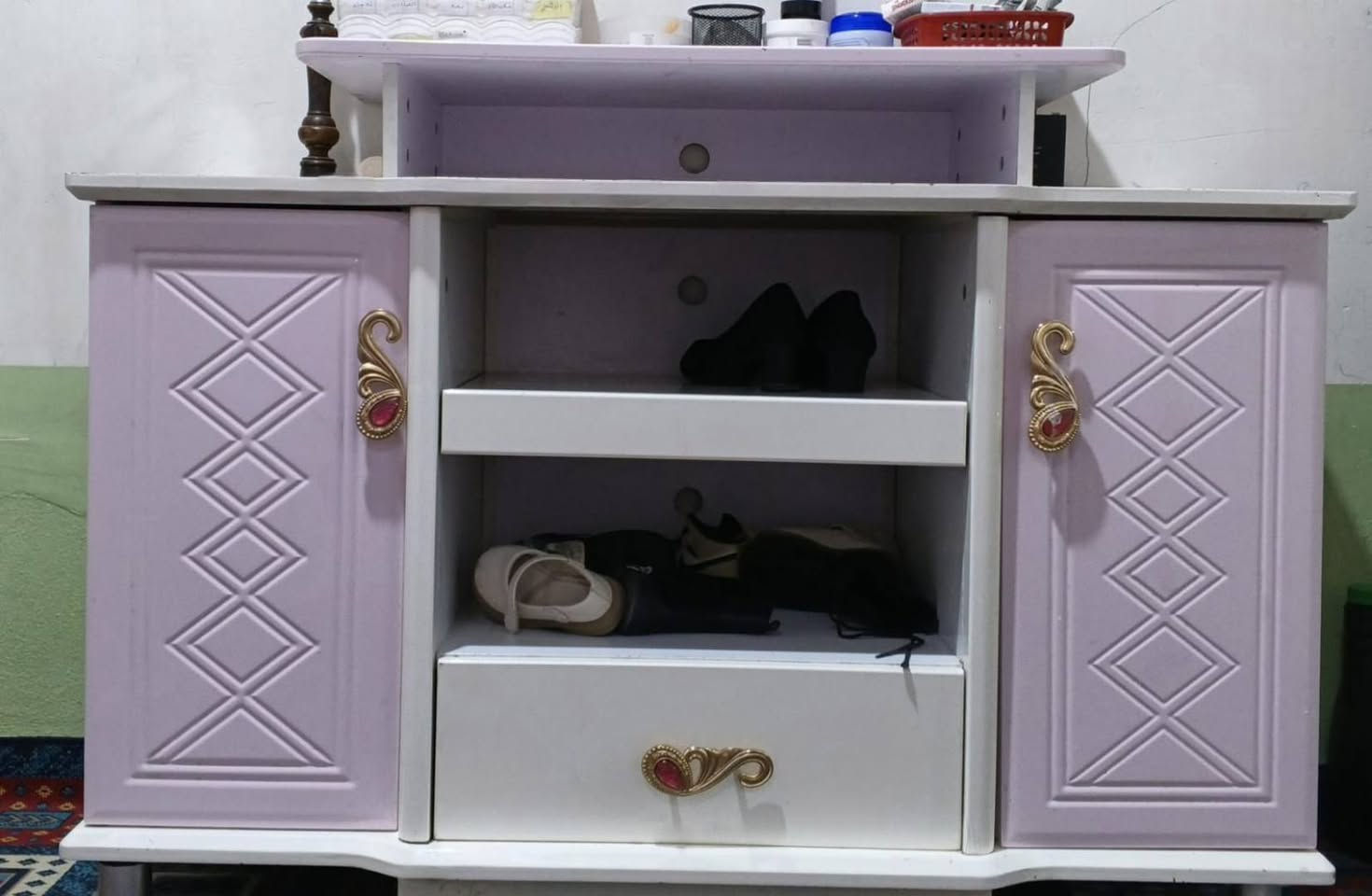 السلام عليكم

غرفة نوم صيني درجة أولى نظيفة وقوية
  
التفاصيل
-كنتور ثمان أبواب، كل بابين مفتوحات على بعضهما وأربع جرارات متصلة خارجية 

-سرير بمخزن كبير 2
-كومديات 2
-تسريحة غرفة نوم (ميز تواليت) ببابين و3جرارات  وتقطيعات للمكياج والعطور و...

-زاوية بمرآة وجرار عدد 2

-ميز تلفزيون ببابين وجرارة وتقطيعات مناسبة للكثير 

السعر 450 
للاستفسار التواصل على الخاص


**إذا كنت صاحب هذا الإعلان وتريد حذفه لأي سبب، رجاءا أرسل رسالة إلى الدعم الفني**