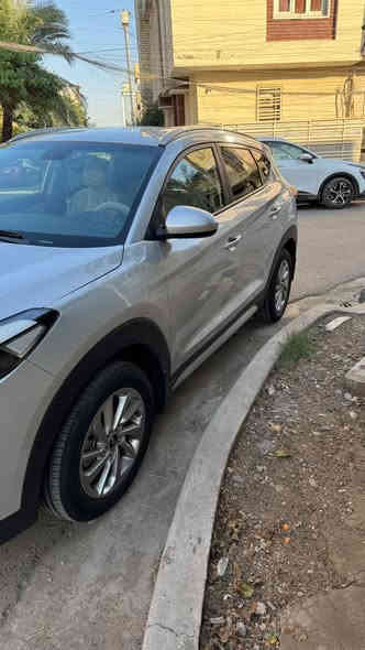 السلام عليكم للبيع توسان موديل 2018وارد امريكي ضربتها بنيد ودعاميه بالعراق مضروبه وباب الخلفي على بارد ماشيه 47مشروع وطني  مواصفات السياره كير سبورت تحكم ستيرن شاشه جبيره تدفئه تبريد فول محرك 2000 دوش السعر148 وبيه مجال مكان الاعظميه شارع ضباط رقم ***********
