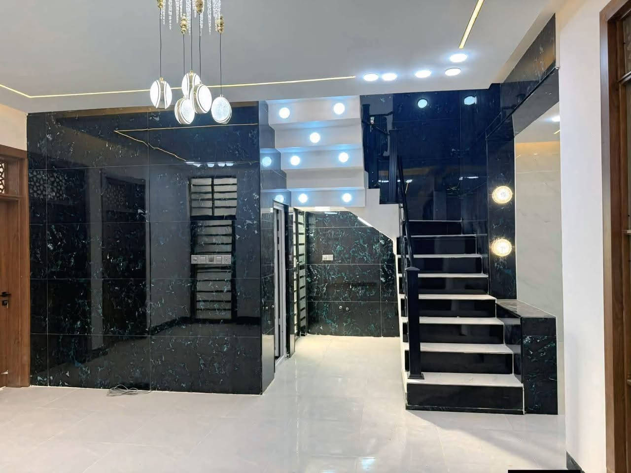 دار للبيع 150طابقين بلنجف يبعد عن شارع العام 80م بسعر 125مع مجال
للاستفسار واتساب ***********
