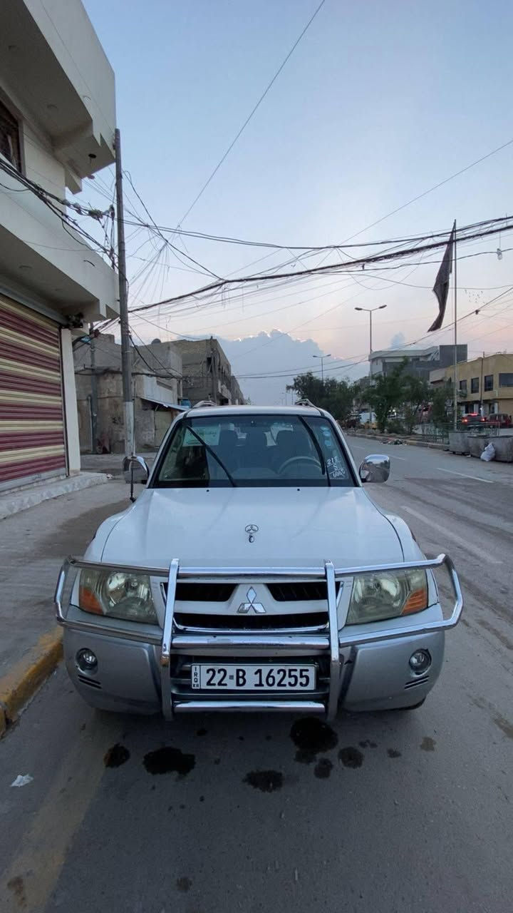 السلام عليكم 
باجيرو 2006 خليجي بدون صبغ مكفوله محرك وكير وتبريد كله جاهز محرك 3000 وداخلها نضيف جدا مكان السياره بغداد الحريه السعر 105 وبيها مجال 
الاتصال *********** بغداد, العراق
