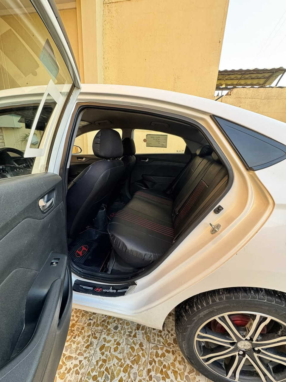 سلام عليكم
اكسنت للبيع مديل2019
محرك جي دي اي16 محرك كير اي تي شرط 
ويل كب 16 تايات جدد 
ضرر قطعتين بوند وجاملغ 
سياره عليها غرامه 3ورقات ينزل من سعرها 
كابون بانزين بيها 
السعر 120
الاتصال ***********

//
الثاني فقط واتساب ***********
