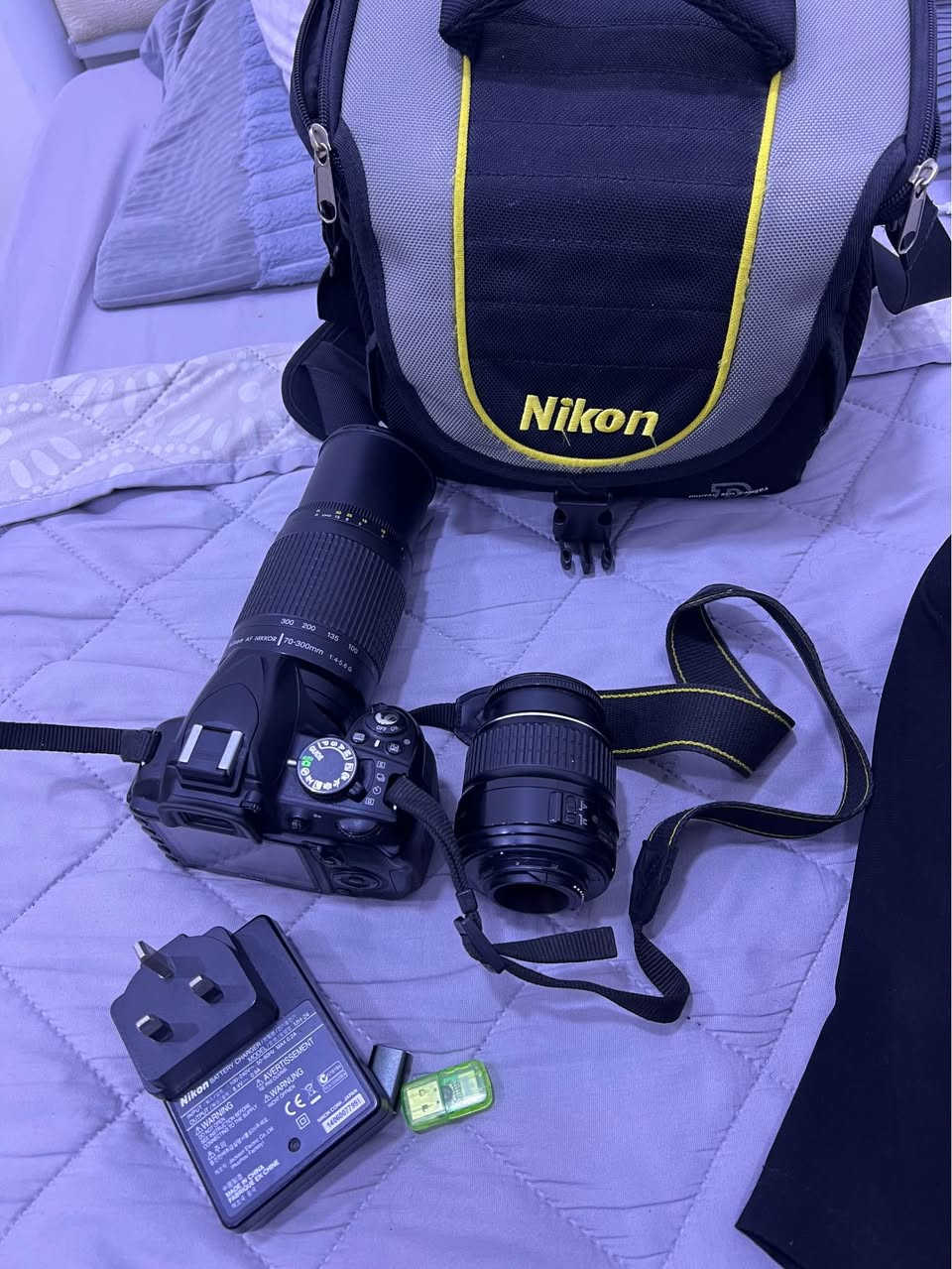 للبيع كاميرا Nikon D90 مستعملة نظيفة
المواصفات: بادي + عدسة زوم + بطارية + شاحن + شنطة
الحالة: ممتازة، الشاتر قليل 
المكان: البصرة الهارثة 
السعر: 350 دينار
***********
