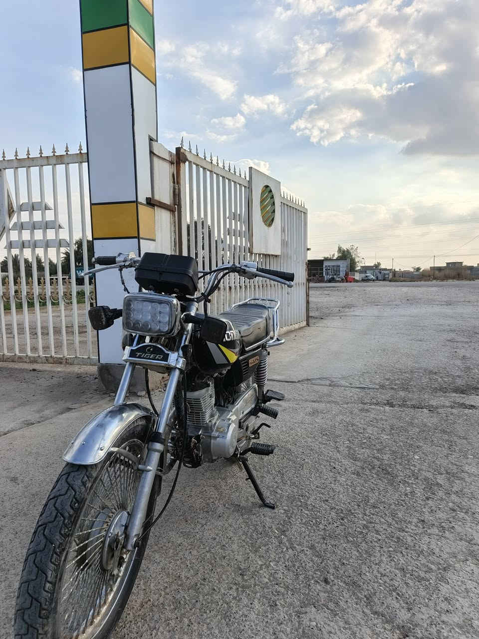 السلام عليكم دراجه تايكر 23  اوراق كامله محرك خير من الله شلعه معدل فول بيه نواقص بسيطه  السعر 450 وبيه مجال حك الجيه   مكاني بعقوبه ناحيه كنعان اي استفسار ع الرقم ***********
