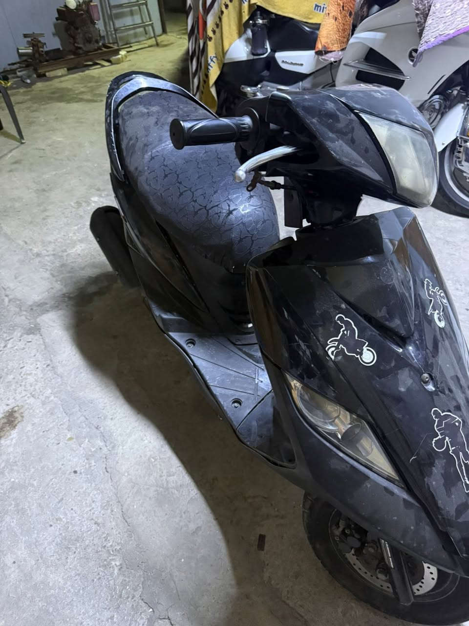 السلام عليكم دراجه ثعلب مرقم بغداد سنويه بأسمي عظم عاج تحويل ثاني يوم دراجه بيها فيت بم والمكينه مكفوله متواجد بس واتساب الراغب بالشراء يتصل مكانها بغداد الحبيبه *********** متواجد بس واتسابببب
