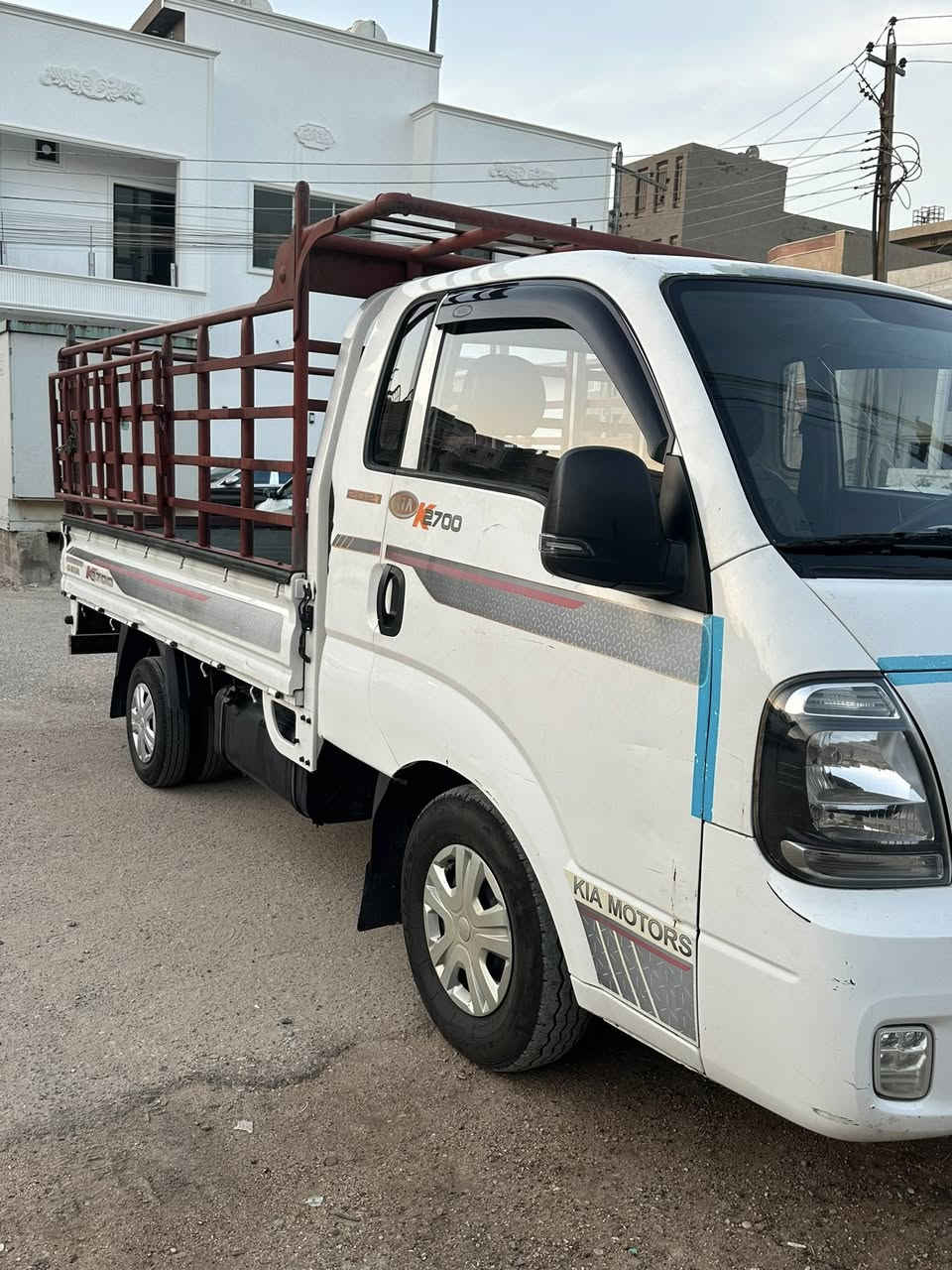 كيا حمل 2021
محرك وكير بلادي على وضع الشركة
كشر وشواصي نظيفات وبلاديات 
غرفتها جديدة مدوشمة كاملة 
تبريد تدفأة شغالات تبريدها ثلج
كهربائيات كلها شغالة وبلادية 
صدر امامي وخافي وتخم تاير كله جديد
سيارة كاملة من كل النواحي 
سعر 135$
للاتصال ***********
