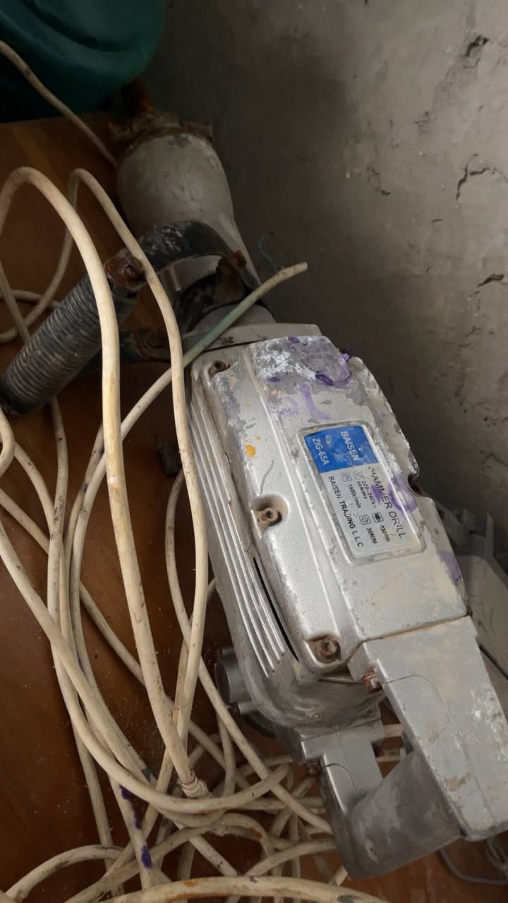 هلتي كسار صناعه إنجليزيه شبه جديد ماركه تيتان 
1700 قوه   عدد ٢ متوفرة 
رقم الهاتف ‭٠٧٨٢ ٦٨٥ ٧٤٩٩‬
