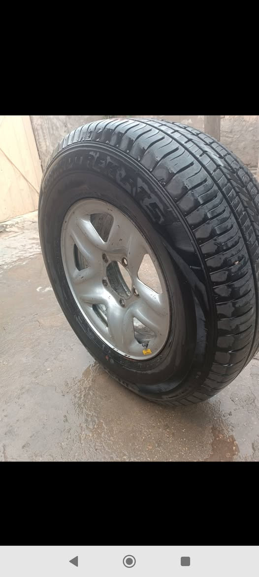 تاير لاند كروز للبيع 
اخو الجديد 
قيم وتعال اخذه 
قياس 
275/65R17.     115H
واتساب 
***********
