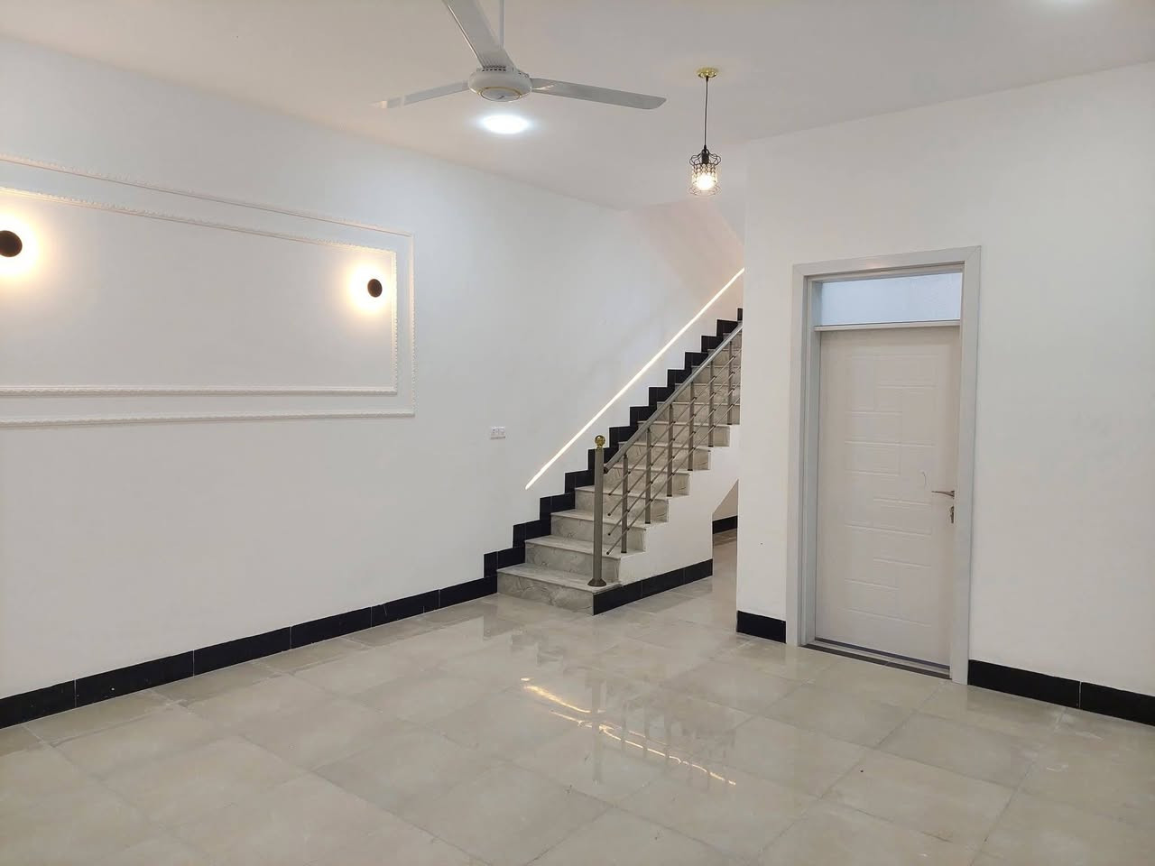 للبيع فقط مشتمل  في حي الشهداء شارع جامع الشمري شارع ٢٠ مساحه ١٥٠ بناء طابوق متكون ٤ غرف نوم صاله ٢ مطبخ واستقبال وصحيات ٣ للاستفسار اكثر ع الارقام ***********
