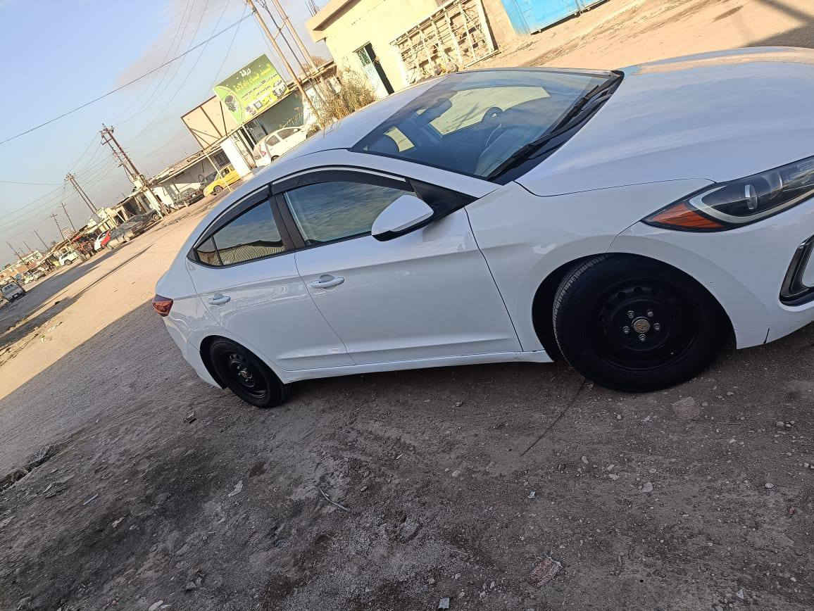 السلام عليكم ورحمه من رخصة الادمن سياره هونداي النترا موديل 2017 رقم اربيل دولي سنويه للا27 السيارة وأرد امريكي السيارة حادثه فقط جاملغ امامي مصبوغ ليبل واحد السيارة كير ومكينه وحداديه وتخم تاير وتبريد وتدفئة دواخل جديده خير من الله السيارة جاهزه مناقصة اي شي 
السيارة معروضة119 وبيه مجال بسيط 
فقط الاتصال على هذا الرقم 
***********
