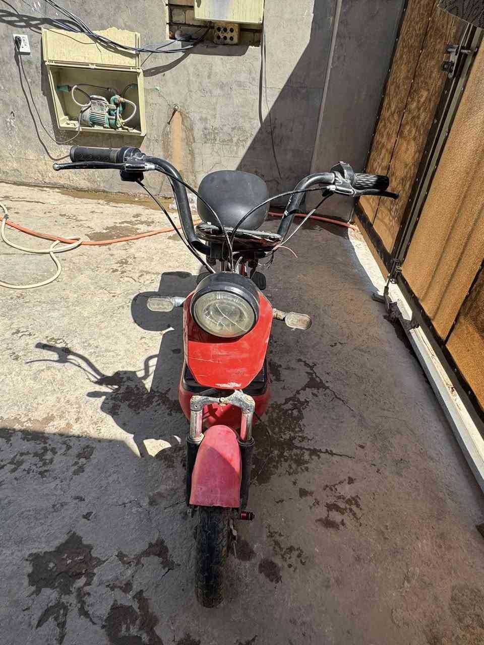 سلام عليكم دراجه شحن حجم ١٤ للبيع الدراجه كلشي مابيهة باتريات جدد فقط طلع كلوب بل شاشه وكامت متمشي السعر 75 ألف وبيهة مجال ***********
