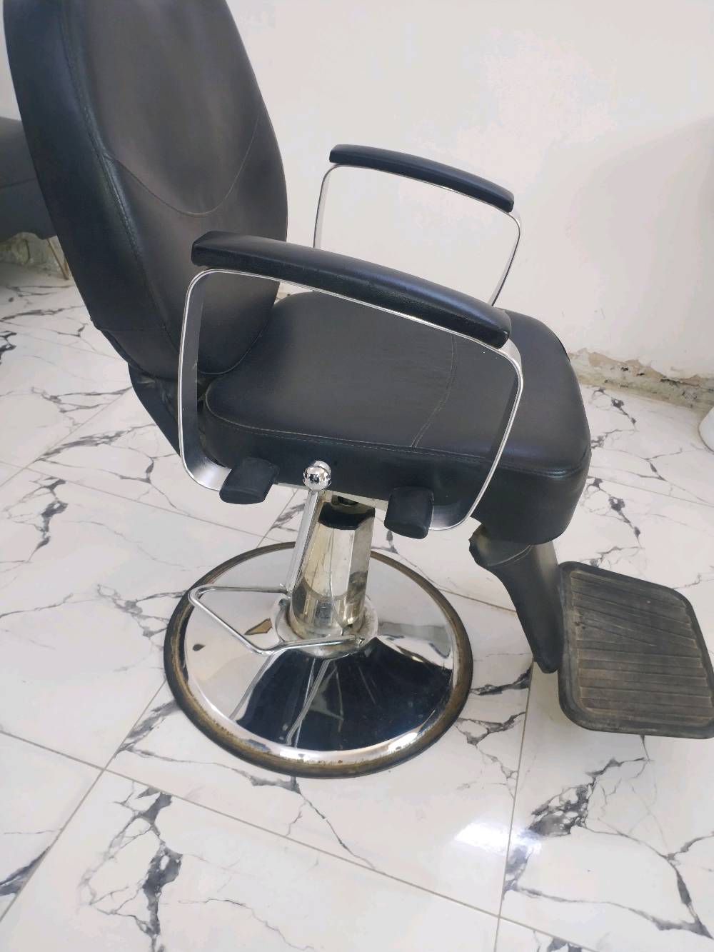 
السلام عليكم كرسي+ مراية للبيع 
بغداد حي اور 