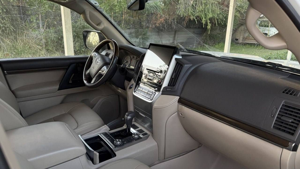 السلام عليكم . .
تويوتا لاندكروزر موديل 2021  شركات فول مواصفات بأسمي 
مقاعد الامامية  جلد٢كهرباء 
٤كامرات 
جنطة كهرباء 
٣شاشات 
كمبريسر هواء 
تشغيل عن بعد 
سلايد روف 
السعر النهائي/ 495 $ 
الإتصال/ ***********
