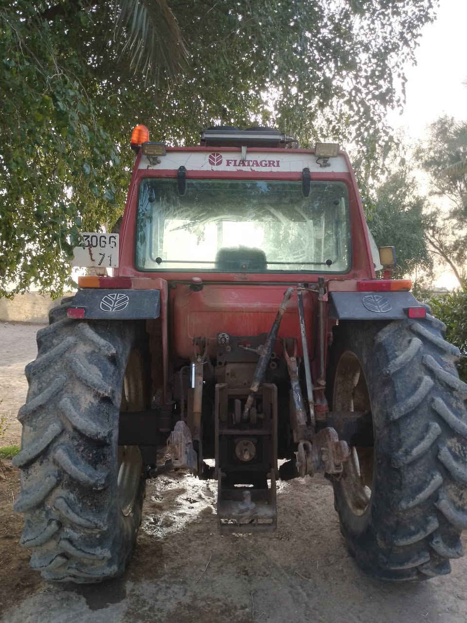 سلام عليكم مكينه 100 للبيع محرك وكير مكفول سعر 35مليون معه الفدان التواصل عبر رقم هاتف *********** 
***********
