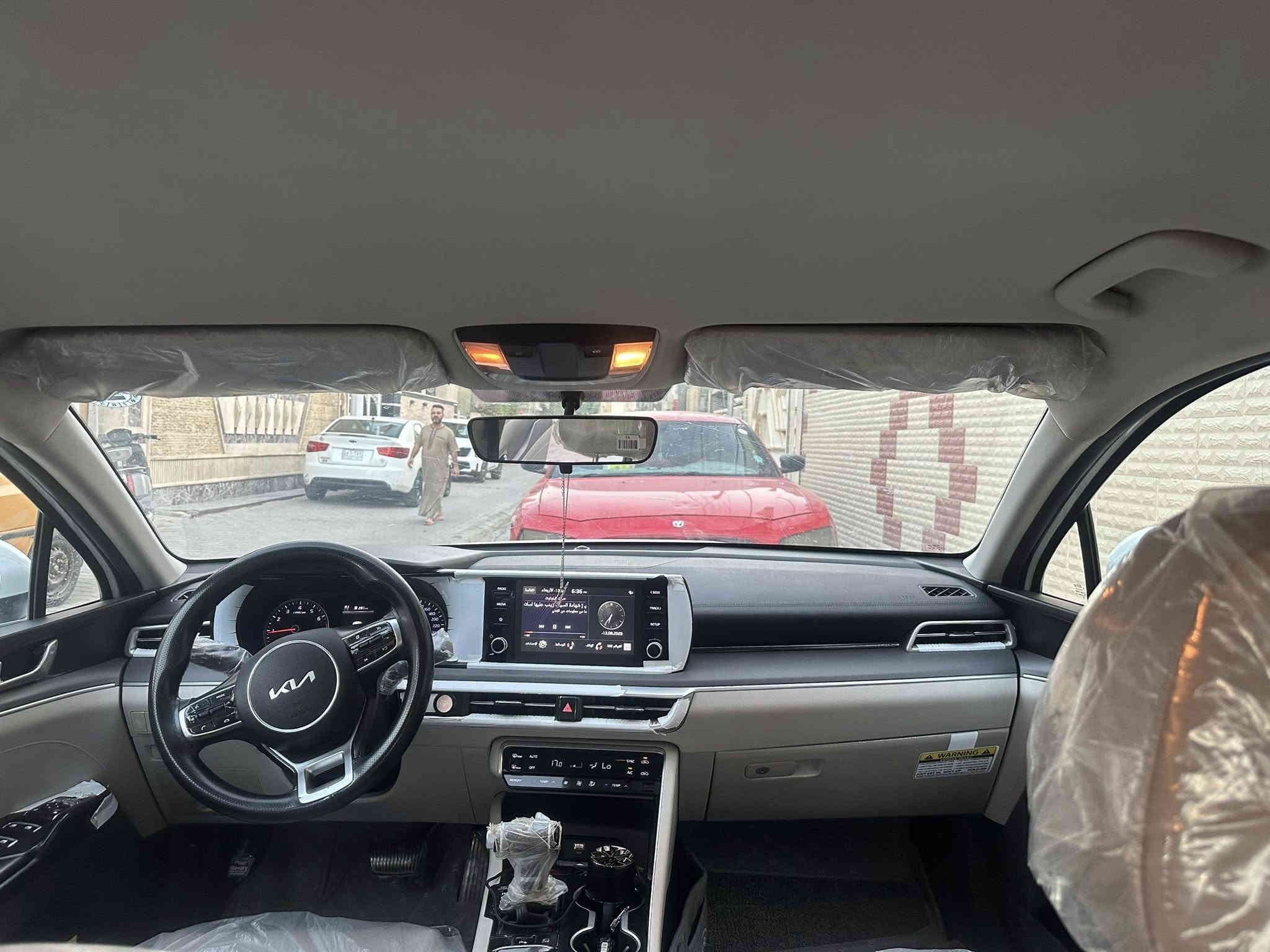 السلام عليكم 
k5 للبيع 
موديل 22  سعر 197 

مواصفات خليجي كفاله عامه محرك 2000 دوش كشنات جلد 
قطعتين تبريد 
تشغل عن بعد 
كشن كهرباء 
5 وضعيات قياده 
رادار خلفي امامي 
ترحيب عند الاقتارب
ماشيه 63 
سياره جديده عل وضع الشركه 
بيه فقط شخط جداً بسيط 
رقم اربيل الجديده بسمي 
مكاني بغداد الحريه 
للاتصال على الرقم ***********
