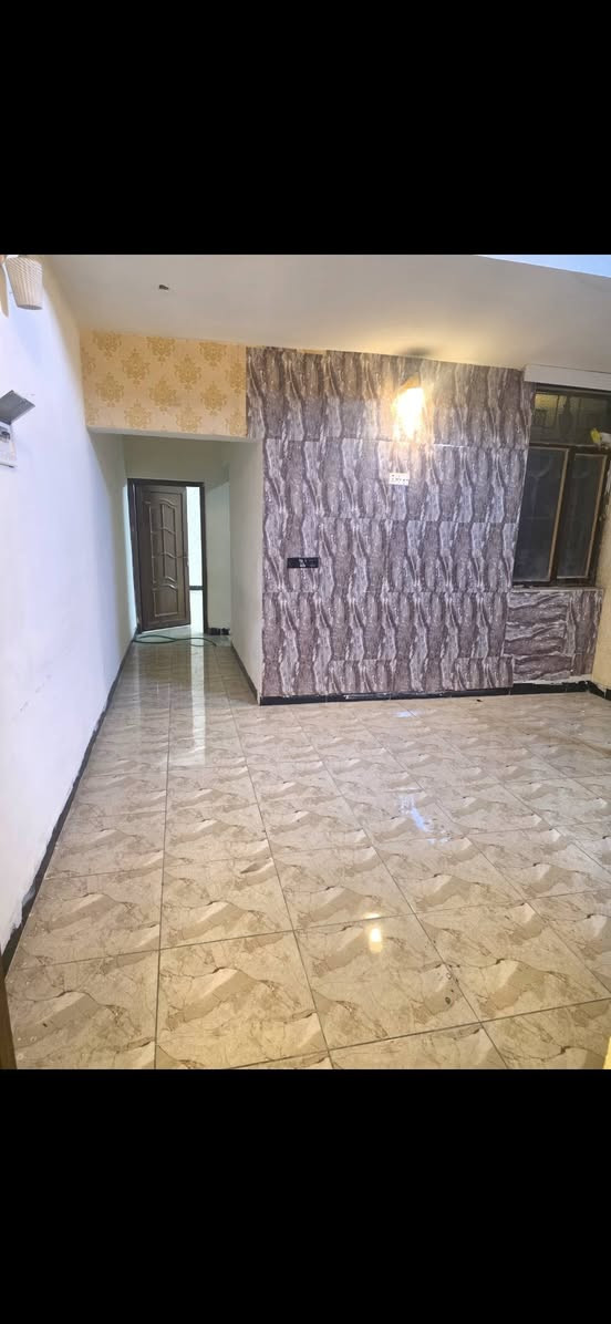 شقة طابق اول حديثة 100 متر للايجار قرب نفق الشرطة وخلف ياسر وعمر شارع مدرسة الازهار تحتوي على غرفة نوم كبيرة ومطبخ كبير وصاله كبيرة وحمام كبير وبيتونه وسطحين والشقة مجهزة تانكي وماطور وسخان وخط سحب بدون اي نواقص
للاستفسار  ***********
