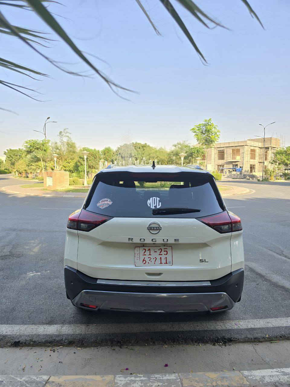 � للبيع | نيسان روج 2023 🇯🇵 | فل مواصفات 1/1 💯
( بعدها كاتى بدون رقم ) تترقم جميع محافظات كوردستان
1500 Turpo 
✨ (( مواصفات ملكية + حالة ممتازة ))

🔷 الموديل: 2023
🔷 اللون: صدفي (أبيض ملكي ) سقف أسود 
🔷 الحالة: واحد على واحد 🔥
🔷 العداد: ( 28 mil ) مشي أمريكا فقط

🛠️ المواصفات الكاملة:
✅ فل مواصفات من المصنع
✅ فتحة سقف بانوراما 🌅
✅ قير طيارة + شفتات خلف الستيرن 🚀
✅ تبريد وتدفئة  - قطعتين ♨️❄️
✅ حساسات أمامية وخلفية 📡
✅ شاشة وسطية + نظام ملاحة 🧭
✅ بردات خلفية 💎
✅ صندوق خلفي كهربائي 🔋
✅ داخلية فخمة جداً 🪑
✅ أنظمة أمان متكاملة: تحذير تصادم، نقطة عمياء، ثبات إلكتروني 🛡️

📸 ملاحظة:
📍 تفاصيل الحادث موضحة بالصور المرفقة كلين دعاميه أمامية فقط وأثناء التحميل صار بيها شخط موضح بالصور وتكحل على كده فقط

🔧 السيارة مخدومة بالكامل وجاهزة للسفر

📦 ما تحتاج صرف – ( فقط رقم )

📍 موقع السيارة: ديالى _ جلولاء

📞 للتواصل والاستفسار:
📱 ***********
