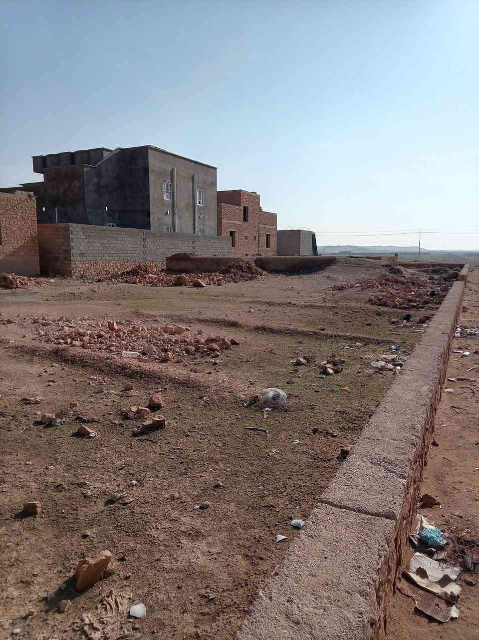 عرض جديد ومميز
#قطعه ارض للبيع 

#عنوانها ،حصيبه حي الامين قرب المستوصف 

#مساحتها 450م مربع 

#تفاصيلها ،كاع عدله تحتوي علئ اساس بيت كامله مدفون ملبوخ ، ماء كهرباء سكن يمها تبعد عن التبليط 300 متر

#السعر المطلوب 10 ملايين وبيها مجال 

#تفاصيل ،***********
