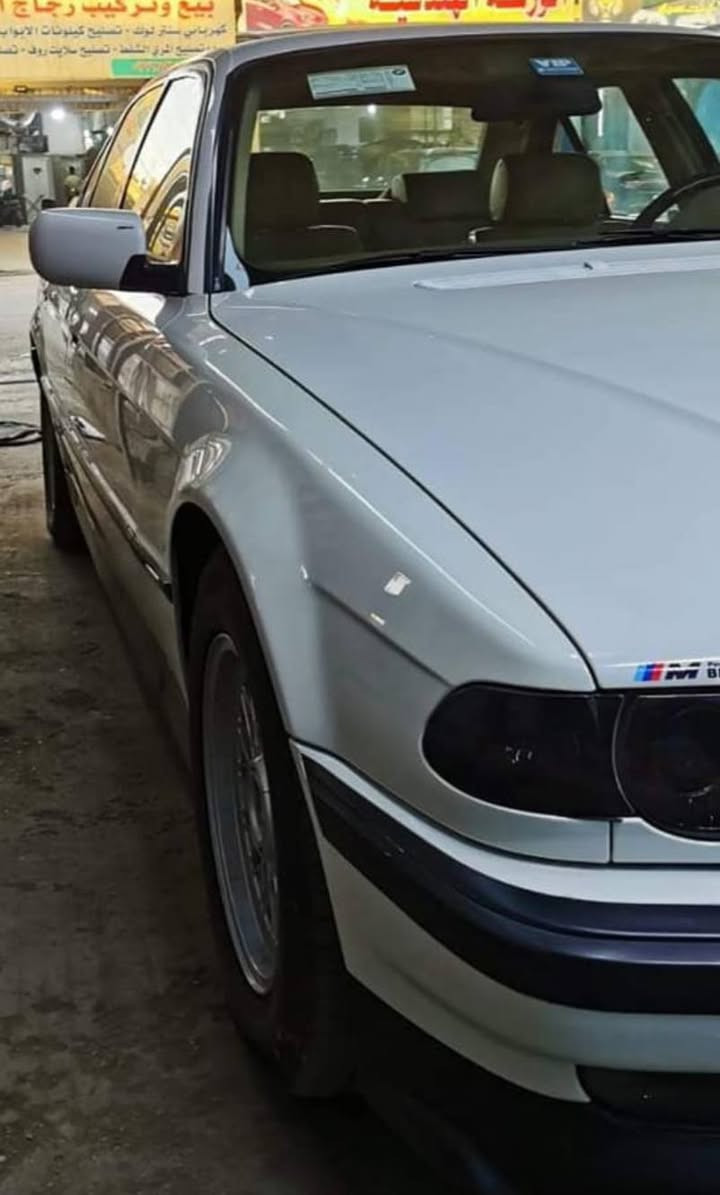 بي ام دبليو كاسحة ١٩٩٧ اصل ٧٤٠ سنوية باسمي 
شرط تحويل 
مواصفات فول فتحة 
هيتر بالمري قلاب تعتيم 
باتري جديد 
صدر جديد امامي خلفي 
تبريد شغال جاهزة 
 ممتواجد فيس 
شيراي يتصل على : 
***********
