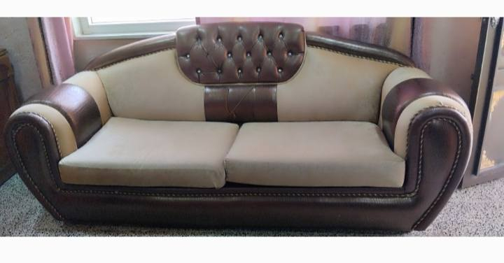 مرحبا عندي طخم للبيع ثنين كراسي وثنين قنبات***********
