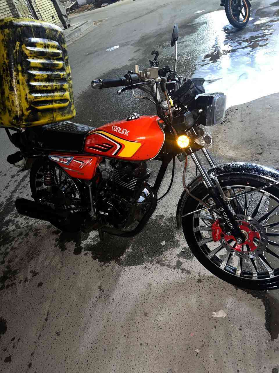 سونك 2025 للبيع
نقصها استان التعليك واشاير وهورن ميشتغلن وصينيه مال زنجيل بس دراجه حلوه ***********

سعرها 750
